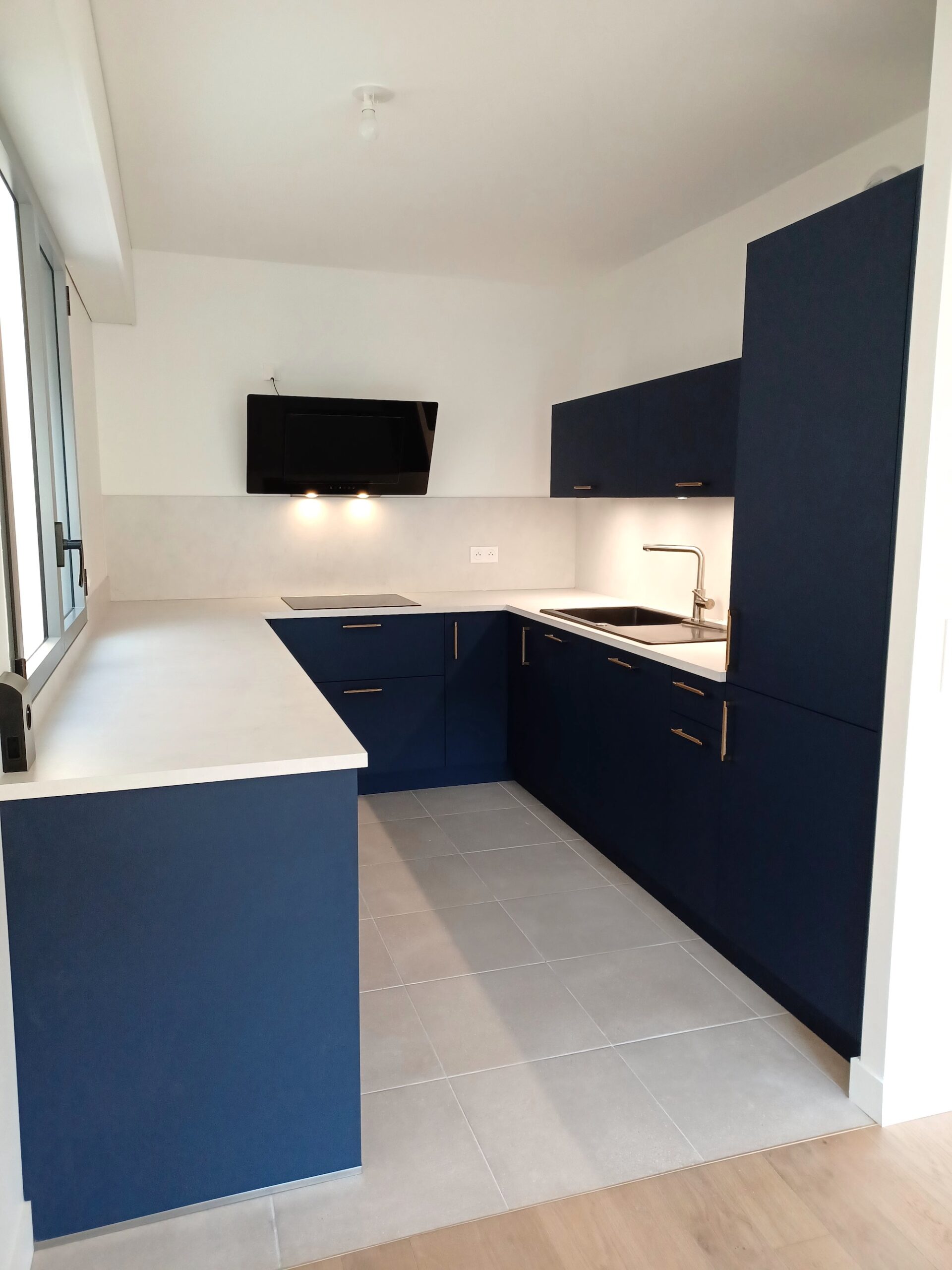 Cuisine lave vaisselle en hauteur RIANTEC